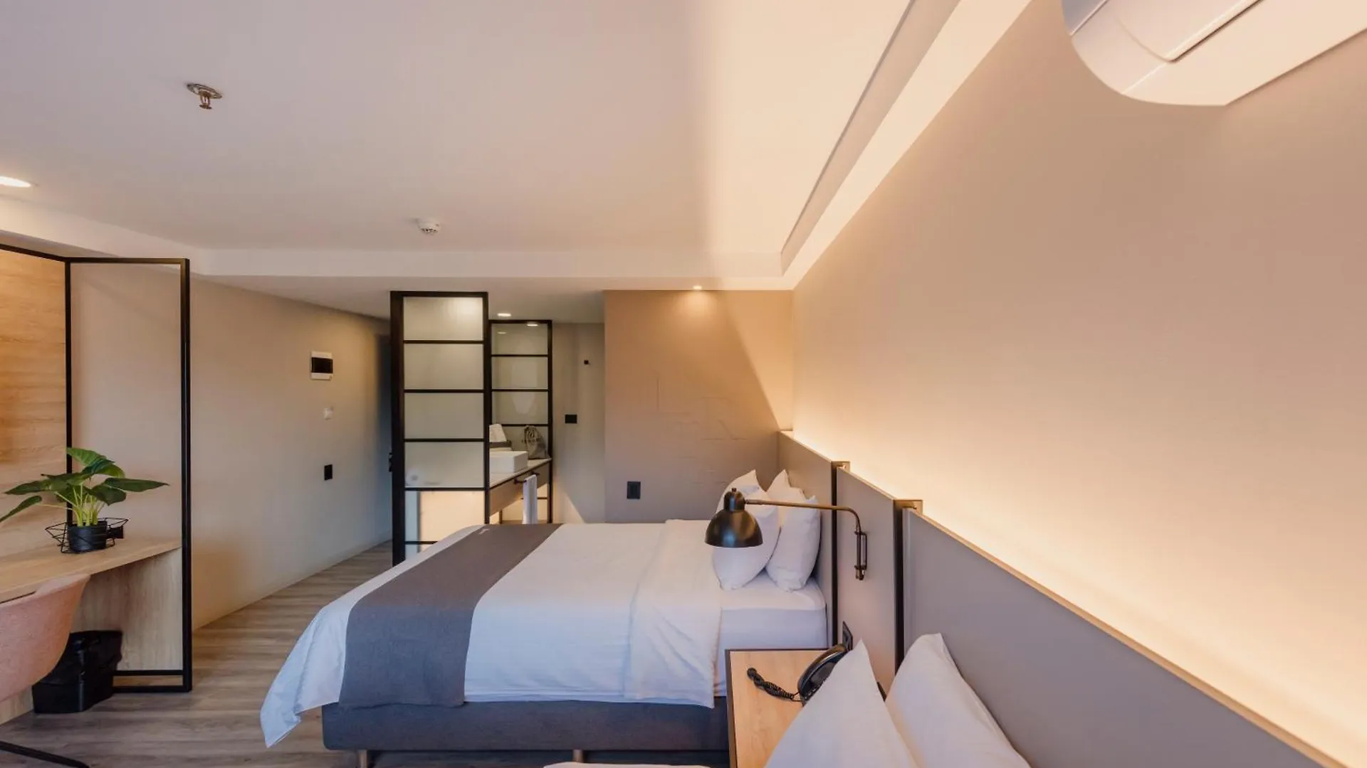מדיין Lettera Hotel