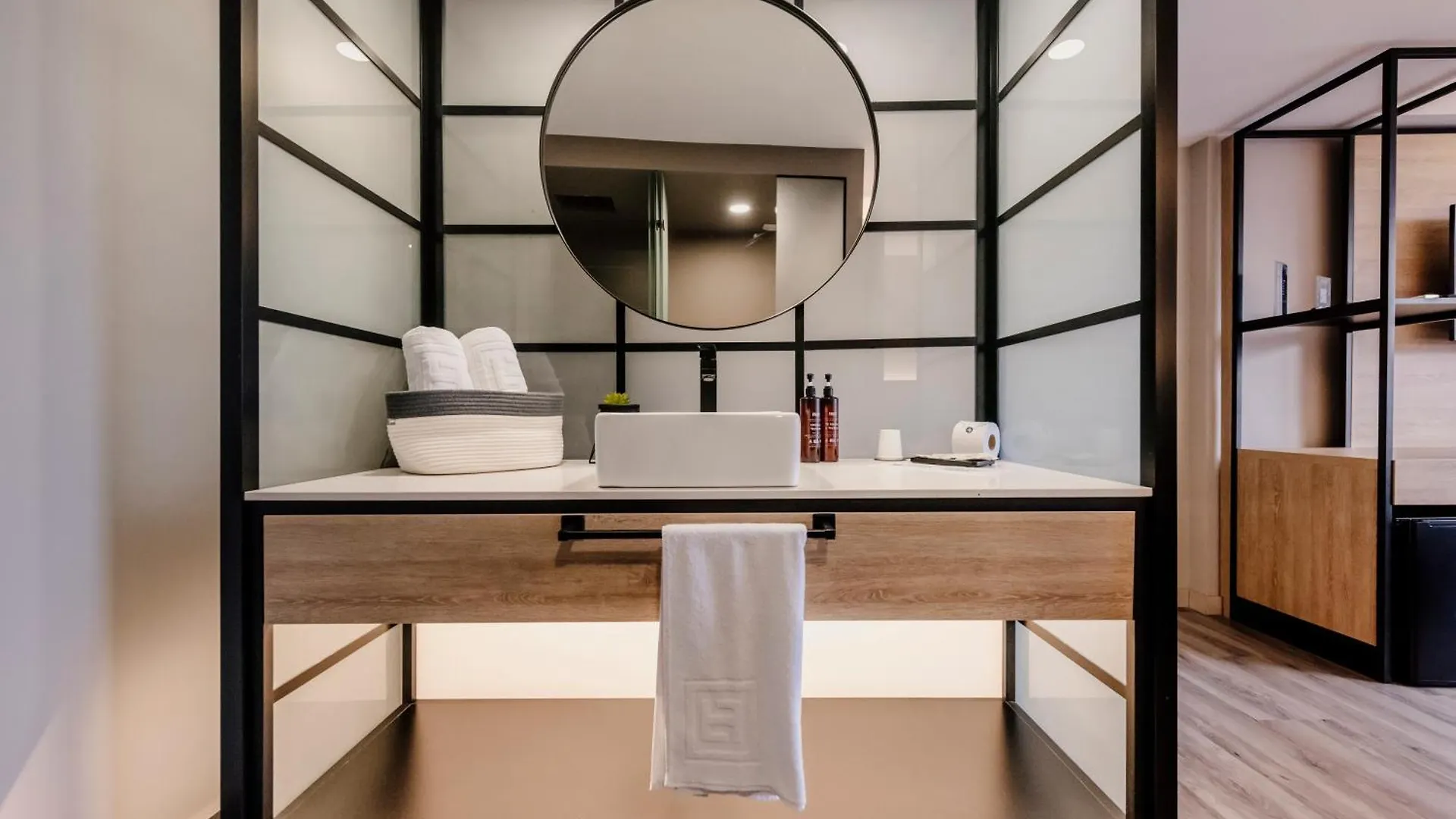 מדיין Lettera Hotel 4*,